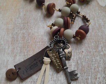 Collier pendentif clé en argile perlée, accent cuir, coeur steampunk