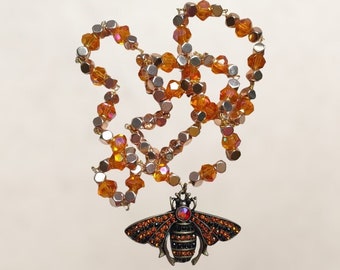 Collier pendentif abeille en cristal orange, hématite et perles de verre