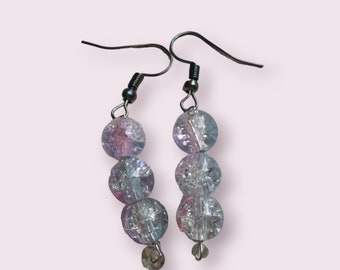 Boucles d'oreilles pendantes roses irisées en perles de verre craquelées