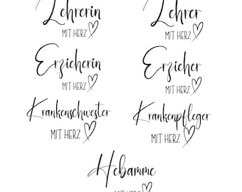 Op de afbeelding: Vijf zwart-witte printbare ontwerpen voor leraren, verpleegkundigen en andere professionals. Elk ontwerp heeft een titel in een handschrift, zoals "Leraar" of "Verpleegkundige", en de zin "met hart" in een kleiner lettertype. De ontwerpen zijn perfect voor het maken van gepersonaliseerde geschenken of decoraties.