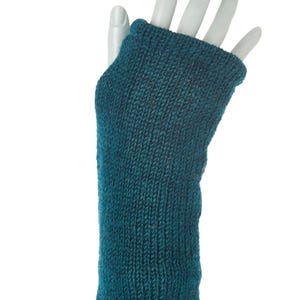 Könnte beinhalten: Türkisfarbener Strick-Fingerhandschuh. Der Handschuh ist aus einem strukturierten Garn gefertigt und hat eine gerippte Manschette. Der Handschuh wird auf einer weißen Mannequin-Hand präsentiert.