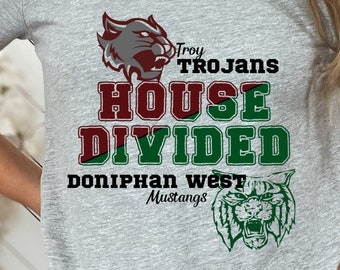 Puede incluir: Camiseta gris con un gráfico marrón y verde que dice "Troy Trojans House Divided Doniphan West Mustangs".