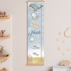 Personalisierte Ozeantiere Messlatte Kinderzimmer, Benutzerdefiniert unter dem Meeresleben-Wachstumsdiagramm Spielzimmer, nautischer Name hellblauer Lineal Jungenraum