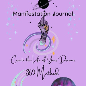 Może przedstawiać: Fioletowa okładka dziennika z ręką sięgającą w kierunku czarnej planety z pierścieniem, otoczonej gwiazdami. Na okładce widnieje tekst "Manifestation Journal 369 Method". Tło stanowi fioletowa galaktyka z gwiazdami i wirami.