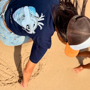 Koszulka unisex inspirowana oceanem: ilustrowana ośmiornica, surfer i inspirujący cytat – prezent dla miłośnika morza