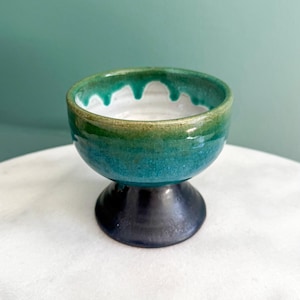 Vintage Green Drip Glaze Studio Pottery Bowl – Handmade Stoneware Pedestal Dish