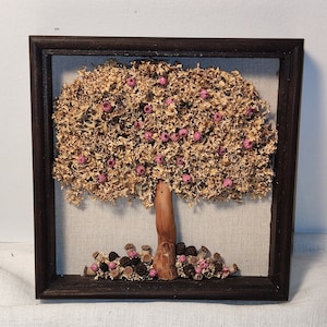 Árbol artesanal en caja de sombra de madera, para colgar en la pared, hecho de hojas y pinos para decorar el hogar.