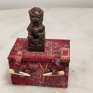 Antyczna chińska figurka Foo Dog z lat 80. XX wieku - mała figurka z mosiądzu w oryginalnym pudełku - dekoracja stołu