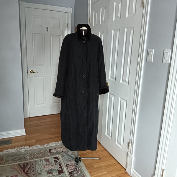 Vintage Utex black women long coat, faux fur lining, two pockets, winter coat, size S, made in China