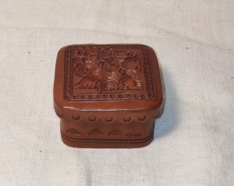 Vintage tooled Leather trinket box, ring box, jewelry box made in  Peru