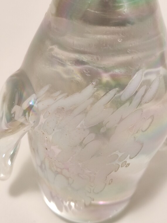 ヴィンテージガラスペンギンの置物：虹色に輝くアートガラスのペーパー
