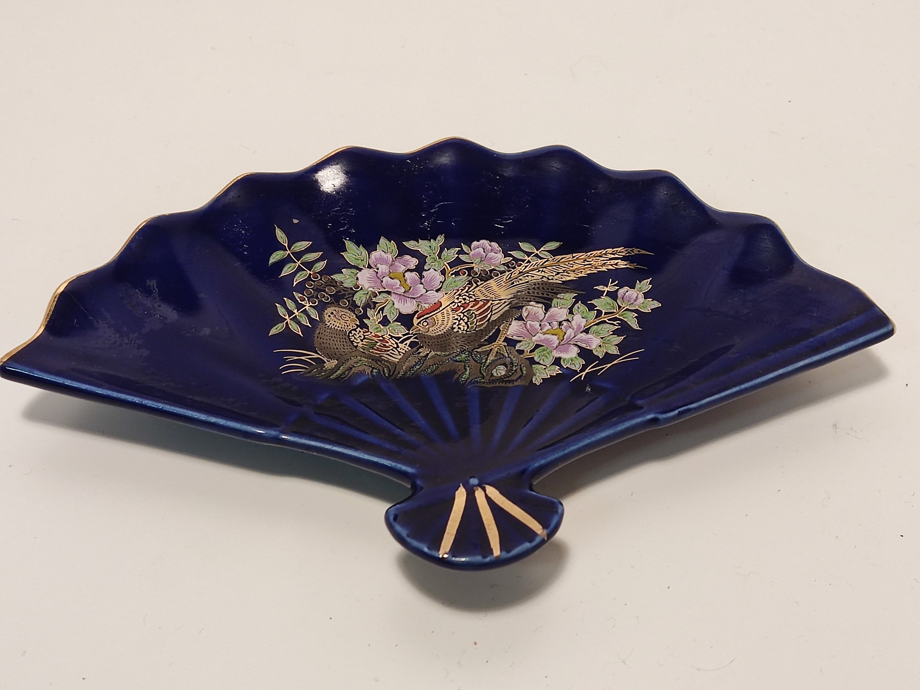ヴィンテージの日本製コバルトブルー扇形皿：金彩の花と鳥の小物入れ