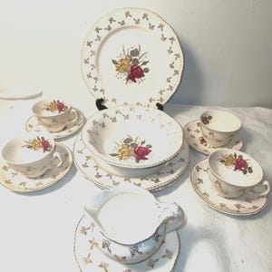 Juego de vajilla de cerámica vintage Wood & Sons CHARMAINE 22KT de 18 piezas, platos llanos, taza de té y platillos, jarro para leche, mantequera, tazón para sopa, repuesto