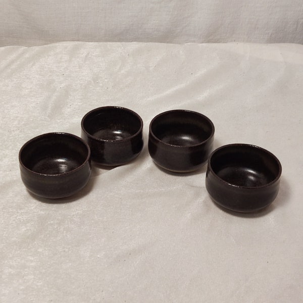 A set of four pottery/ceramic/stoneware/earthenware teacups, collectible, replacement