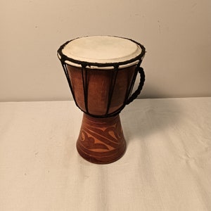 木と革で装飾されたヴィンテージのセネガル楽器、装飾された伝統