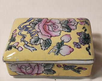 Vintage Chinese export hand-painted Famille rose ceramic jewelry/trinket/ring box , collection, decoration, vanity table decor,gift ideas