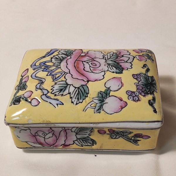 Vintage Chinese export hand-painted Famille rose ceramic jewelry/trinket/ring box , collection, decoration, vanity table decor,gift ideas