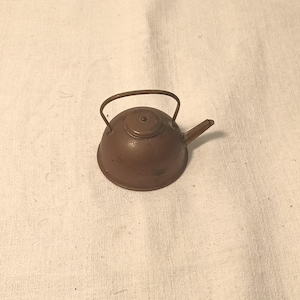 Bouilloire décorative anglaise en métal pour maison de poupée miniature vintage à collectionner
