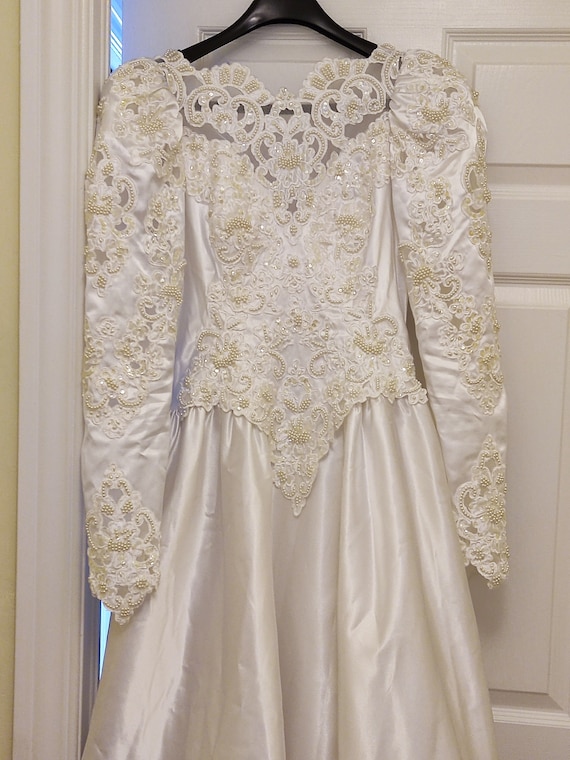 Vintage pure white heavy beaded satin wedding  go… - image 5