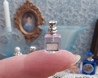 Wunderschöne quadratische Parfümflasche mit Etikett für Puppenhaus 1:12 im Boudoir Stil. Handgemacht, Hübsches, Schlafzimmer, Schminktisch