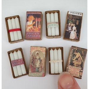 Pacote Vintage/Art Déco/Nouveau/Vitoriano com 3 velas em uma pequena caixa de papelão para casa de bonecas. 4 estilos diferentes. 1/12