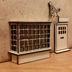Poppenhuis, Diorama, Boekhoekje leeg. Kit Pub voorkant. Erker, deur, swingend pubbord. Miniatuur 1:48 Maak je eigen.