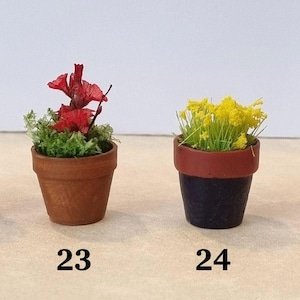 Miniaturas de flores para casa de bonecas em vasos. Escala 1/12 e 1/24. Vasos de cerâmica ou barro com aparência envelhecida e realista. Flores, botões, samambaias, rosas. imagem 12