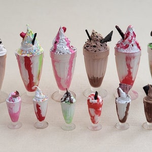 Domek dla lalek Lody Sundae Deser Knickerbocker Glory Napełnione lub puste szklanki. Miniaturowa kawiarnia, restauracja ze słodkościami. Skala 12 i 24