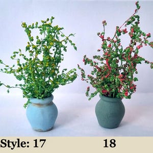 Miniaturas de flores para casa de bonecas em vasos. Escala 1/12 e 1/24. Vasos de cerâmica ou barro com aparência envelhecida e realista. Flores, botões, samambaias, rosas. imagem 8