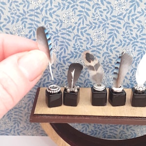 Casa de muñecas o coleccionista de miniaturas: tintero y pluma con una pequeña pluma real para escala 12 y escala 24.