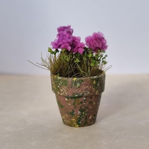 Miniaturas de flores para casa de bonecas em vasos. Escala 1/12 e 1/24. Vasos de cerâmica ou barro com aparência envelhecida e realista. Flores, botões, samambaias, rosas. imagem 17
