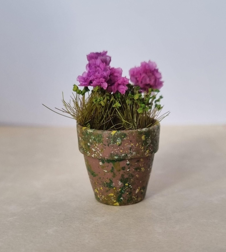 Miniaturas de flores para casa de bonecas em vasos. Escala 1/12 e 1/24. Vasos de cerâmica ou barro com aparência envelhecida e realista. Flores, botões, samambaias, rosas. imagem 17