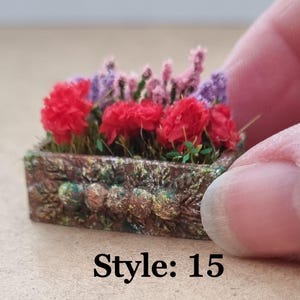 Miniaturas de flores para casa de bonecas em vasos. Escala 1/12 e 1/24. Vasos de cerâmica ou barro com aparência envelhecida e realista. Flores, botões, samambaias, rosas. Style 15