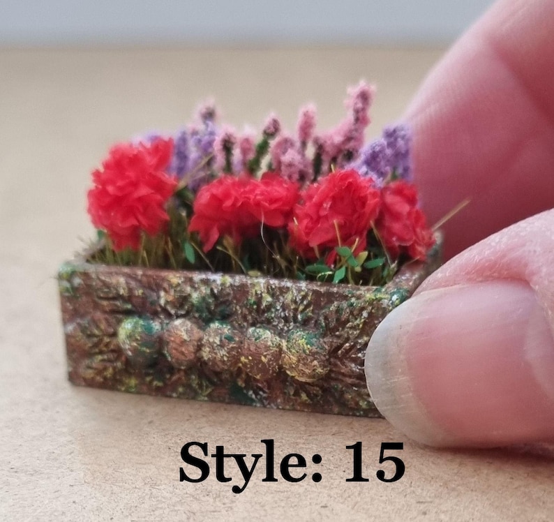 Miniaturas de flores para casa de bonecas em vasos. Escala 1/12 e 1/24. Vasos de cerâmica ou barro com aparência envelhecida e realista. Flores, botões, samambaias, rosas. Style 15