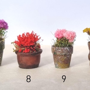 Miniaturas de flores para casa de bonecas em vasos. Escala 1/12 e 1/24. Vasos de cerâmica ou barro com aparência envelhecida e realista. Flores, botões, samambaias, rosas. imagem 4