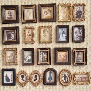 Photos de famille, portraits et silhouettes de maisons de poupées à l'échelle 12e ou 24e. Victorien, édouardien, Art déco. Aspect bois ou cadres dorés.