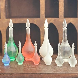 Flaconi da farmacia o profumo per casa delle bambole, dal design elegante con collo lungo e slanciato (effetto alabastro o vetro). Scala 1:12/1:24/1:48.
