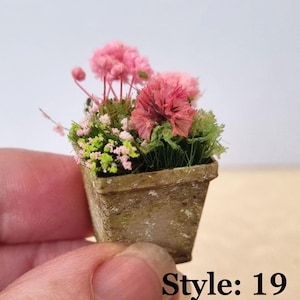 Miniaturas de flores para casa de bonecas em vasos. Escala 1/12 e 1/24. Vasos de cerâmica ou barro com aparência envelhecida e realista. Flores, botões, samambaias, rosas. Style: 19