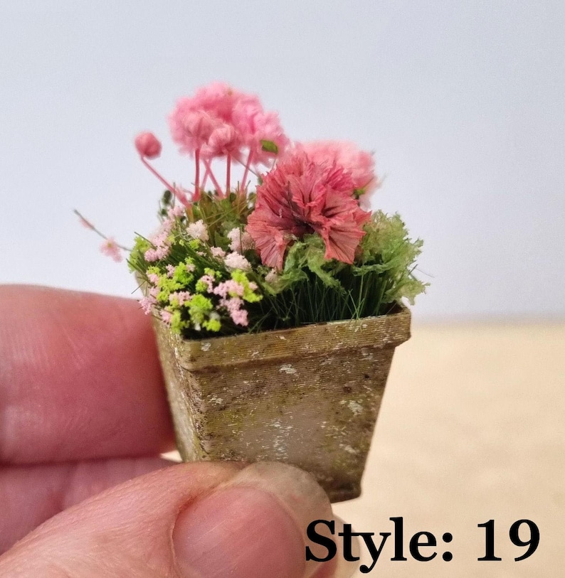 Miniaturas de flores para casa de bonecas em vasos. Escala 1/12 e 1/24. Vasos de cerâmica ou barro com aparência envelhecida e realista. Flores, botões, samambaias, rosas. Style: 19
