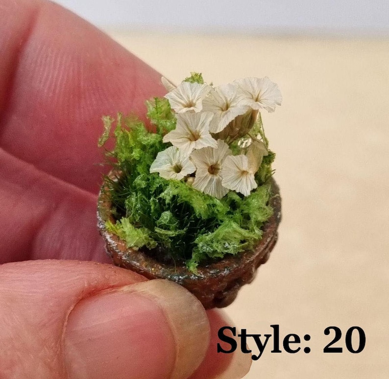 Miniaturas de flores para casa de bonecas em vasos. Escala 1/12 e 1/24. Vasos de cerâmica ou barro com aparência envelhecida e realista. Flores, botões, samambaias, rosas. Style: 20