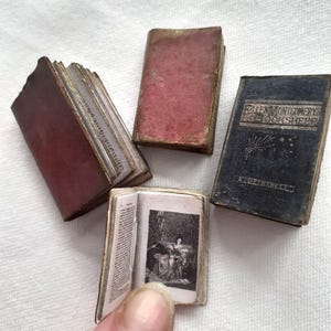 Kit de libros antiguos para casa de muñecas (10 cm, escala 1/2). Biblioteca, estudio, estantería y mesa de centro. Hazlo tú mismo o prefabricado. Medidas: 2,7-3 cm.