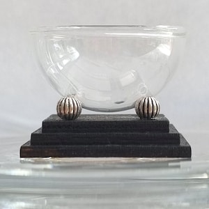 Unikat im Art Deco Stil - Puppenhaus Miniatur Glas Frucht Bowle schwebend auf Ständer. Zweiteilig. 3 verschiedene Designs. 12.Skala.