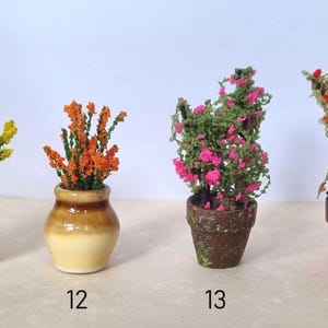 Miniaturas de flores para casa de bonecas em vasos. Escala 1/12 e 1/24. Vasos de cerâmica ou barro com aparência envelhecida e realista. Flores, botões, samambaias, rosas. imagem 5