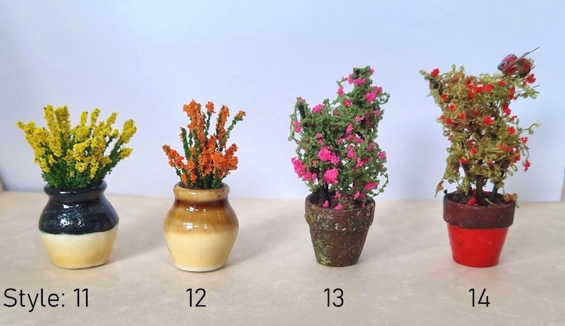Miniaturas de flores para casa de bonecas em vasos. Escala 1/12 e 1/24. Vasos de cerâmica ou barro com aparência envelhecida e realista. Flores, botões, samambaias, rosas. imagem 5