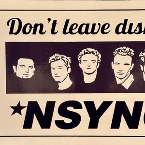 Puede incluir: Un cartel beige con texto negro que dice "Don't leave dishes *NSYNC". El cartel presenta cinco siluetas en blanco y negro de cabezas de hombres.