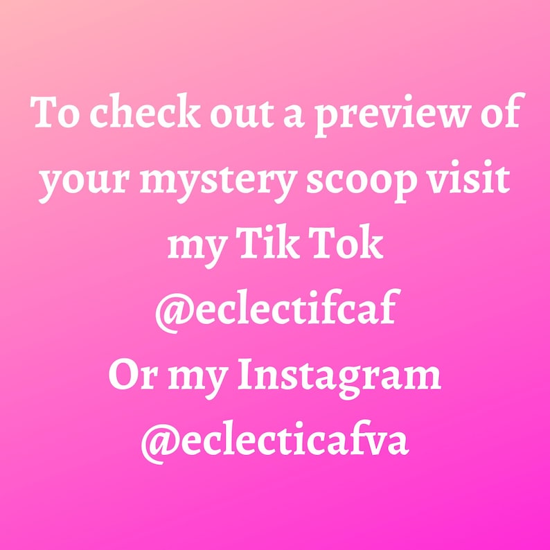 K&ouml;nnte beinhalten: Rosa und wei&szlig;er Text auf einem rosa Farbverlaufshintergrund. Der Text lautet: Um eine Vorschau deines Mystery Scoop zu sehen, besuche meinen Tik Tok @eclectifcaf oder meinen Instagram @eclecticafva