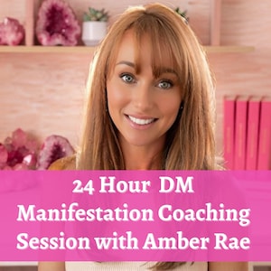 Peut inclure: Une personne aux longs cheveux châtain clair et frange souriant, avec une bannière rose vif portant le texte blanc : 24 Hour DM Manifestation Coaching Session with Amber Rae. L'arrière-plan montre des étagères avec des cristaux roses et des livres.