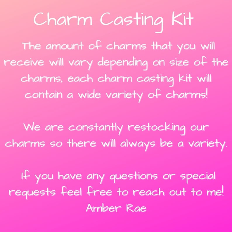 K&ouml;nnte beinhalten: Rosafarbener Hintergrund mit wei&szlig;em Text, der "Charm Casting Kit" lautet. Der Text erkl&auml;rt, dass die Anzahl der Charms in jedem Kit je nach Gr&ouml;&szlig;e variiert, aber jedes Kit eine gro&szlig;e Auswahl an Charms enth&auml;lt. Der Text besagt auch, dass der Verk&auml;ufer die Charms st&auml;ndig nachf&uuml;llt und Kunden ermutigt, sich bei Fragen zu melden. Der Text endet mit dem Namen des Verk&auml;ufers, "Amber Rae".
