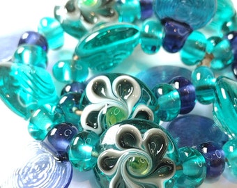 Teal flower glass bead set - Jolene Beads - glass art - unique jewellery design - colourful round glass beads