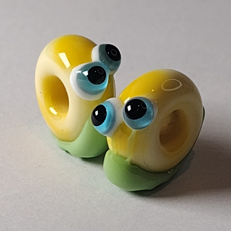 Big hole lampwork snail beads 5mm hole letter box gift handmade glass beads for charm bracelets, shoe laces, braids Yellow green